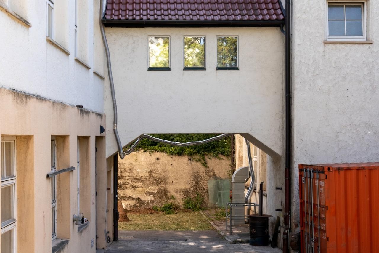LEONIE LASS, Leonie Lass, Leonie, Lass, Künstlerin, Künstler, Kunst, Stuttgart, Kunstakademie, ABK, abk Stuttgart, Klasse Mosler, IMG, Intermediales Gestalaten, Interdisziplinär, Raum, Installation, Rauminstallation, Sound, Klang, Ton, Performance, happening, art, Kunst, Video, Film, Medien, Wechselwirkung, Kreisläufe, Material, raumbezogen, Raumversorgen, Joseph Beuys, Honigpumpe, Zirkulieren, Wasser, Pumpe, Bottich, Transfer, water, art, Transparez, Graben, graben der abk