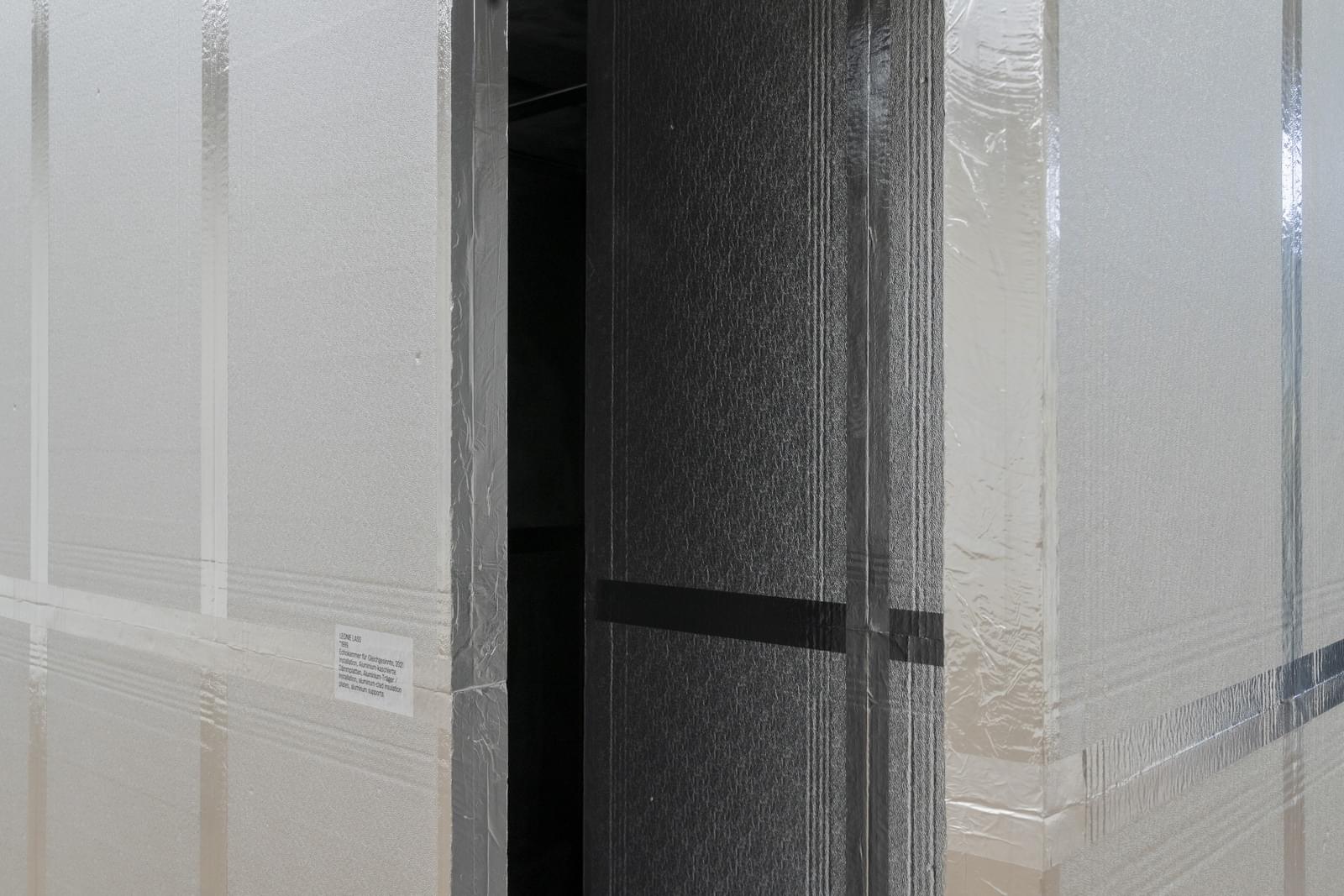 LEONIE LASS, Leonie Lass, Leonie, Lass, Künstlerin, Künstler, Kunst, Stuttgart, Kunstakademie, ABK, abk Stuttgart, Klasse Mosler, IMG, Intermediales Gestalaten, Interdisziplinär, Raum, Installation, Rauminstallation, Sound, Klang, Ton, Performance, happening, art, Kunst, Video, Film, Medien, Wechselwirkung, Kreisläufe, Material, raumbezogen, Raumversorgen, Joseph Beuys, Honigpumpe, Zirkulieren, Wasser, Pumpe, Bottich, Transfer, water, art, Transparez, Graben, graben der abk
