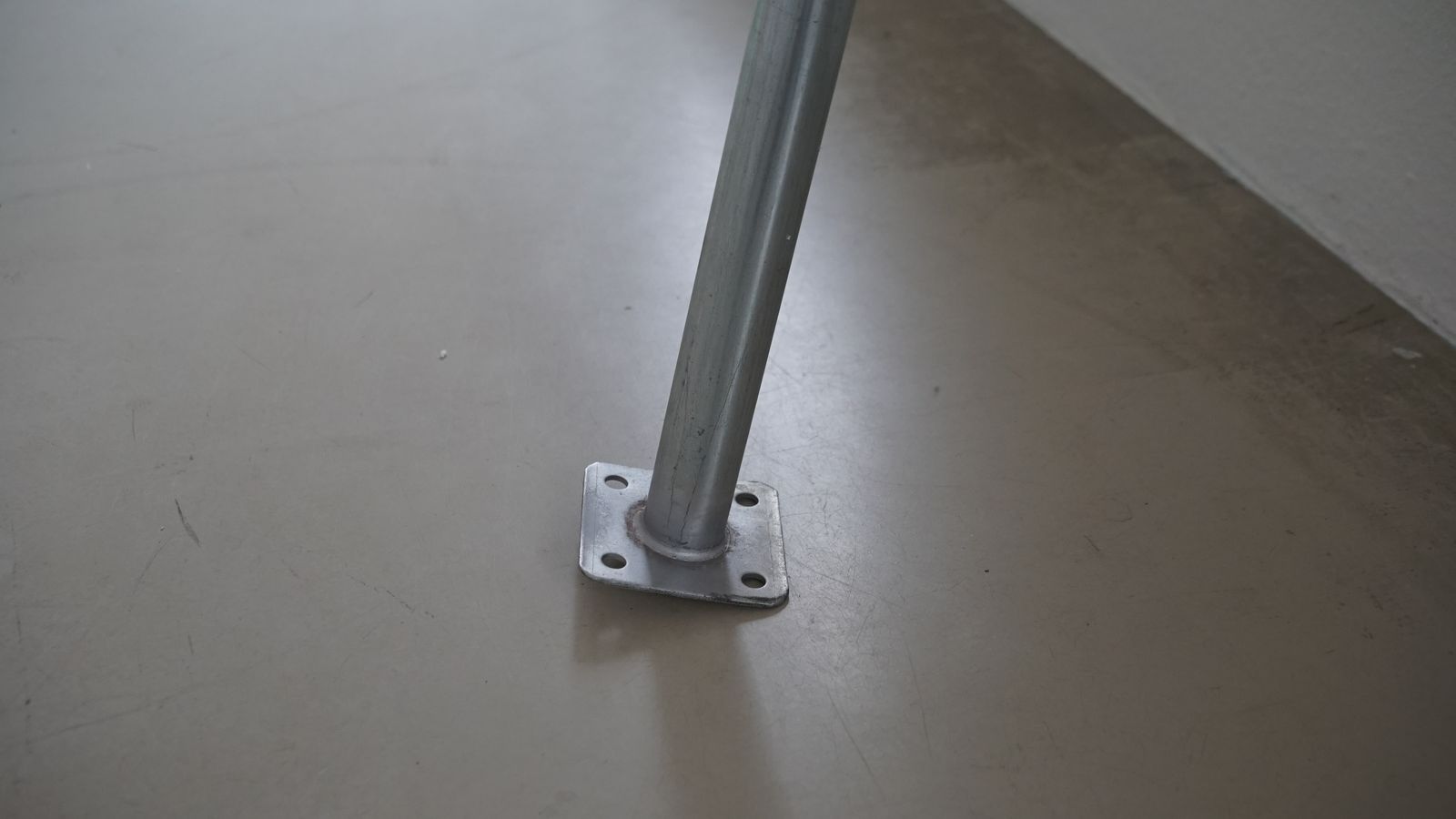LEONIE LASS, Leonie Lass, Leonie, Lass, Künstlerin, Künstler, Kunst, Stuttgart, Kunstakademie, ABK, abk Stuttgart, Klasse Mosler, IMG, Intermediales Gestalaten, Interdisziplinär, Raum, Installation, Rauminstallation, Sound, Klang, Ton, Performance, happening, art, Kunst, Video, Film, Medien, Wechselwirkung, Kreisläufe, Material, raumbezogen, Raumversorgen, Joseph Beuys, Honigpumpe, Zirkulieren, Wasser, Pumpe, Bottich, Transfer, water, art, Transparez, Graben, graben der abk