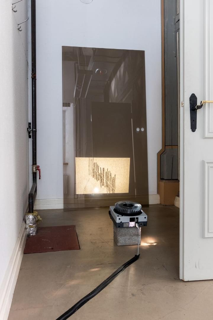 LEONIE LASS, Leonie Lass, Leonie, Lass, Künstlerin, Künstler, Kunst, Stuttgart, Kunstakademie, ABK, abk Stuttgart, Klasse Mosler, IMG, Intermediales Gestalaten, Interdisziplinär, Raum, Installation, Rauminstallation, Sound, Klang, Ton, Performance, happening, art, Kunst, Video, Film, Medien, Wechselwirkung, Kreisläufe, Material, raumbezogen, Raumversorgen, Joseph Beuys, Honigpumpe, Zirkulieren, Wasser, Pumpe, Bottich, Transfer, water, art, Transparez, Graben, graben der abk
