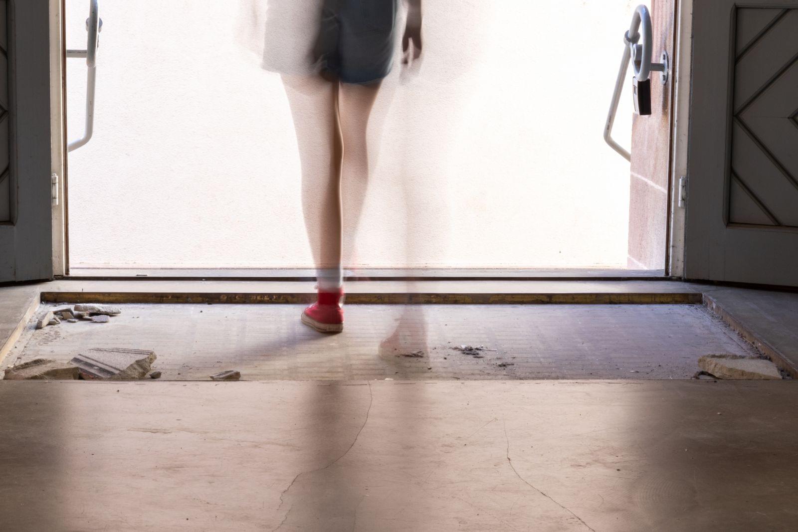 LEONIE LASS, Leonie Lass, Leonie, Lass, Künstlerin, Künstler, Kunst, Stuttgart, Kunstakademie, ABK, abk Stuttgart, Klasse Mosler, IMG, Intermediales Gestalaten, Interdisziplinär, Raum, Installation, Rauminstallation, Sound, Klang, Ton, Performance, happening, art, Kunst, Video, Film, Medien, Wechselwirkung, Kreisläufe, Material, raumbezogen, Raumversorgen, Joseph Beuys, Honigpumpe, Zirkulieren, Wasser, Pumpe, Bottich, Transfer, water, art, Transparez, Graben, graben der abk