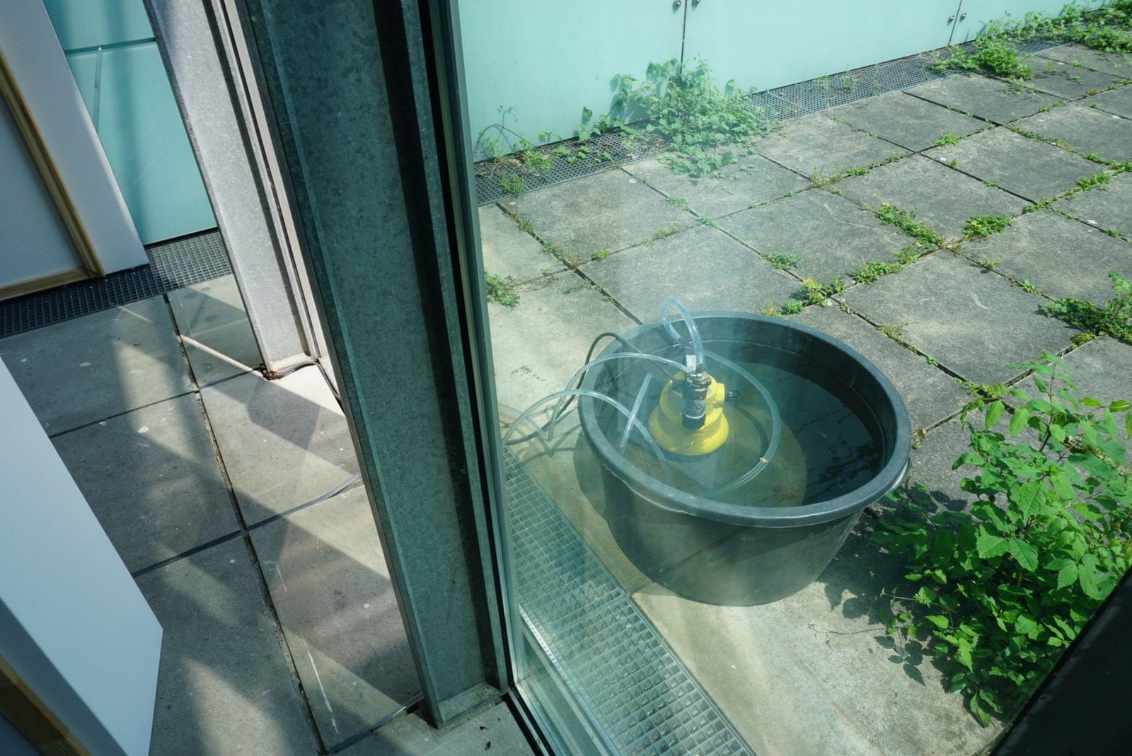 LEONIE LASS, Leonie Lass, Leonie, Lass, Künstlerin, Künstler, Kunst, Stuttgart, Kunstakademie, ABK, abk Stuttgart, Klasse Mosler, IMG, Intermediales Gestalaten, Interdisziplinär, Raum, Installation, Rauminstallation, Sound, Klang, Ton, Performance, happening, art, Kunst, Video, Film, Medien, Wechselwirkung, Kreisläufe, Material, raumbezogen, Raumversorgen, Joseph Beuys, Honigpumpe, Zirkulieren, Wasser, Pumpe, Bottich, Transfer, water, art, Transparez, Graben, graben der abk