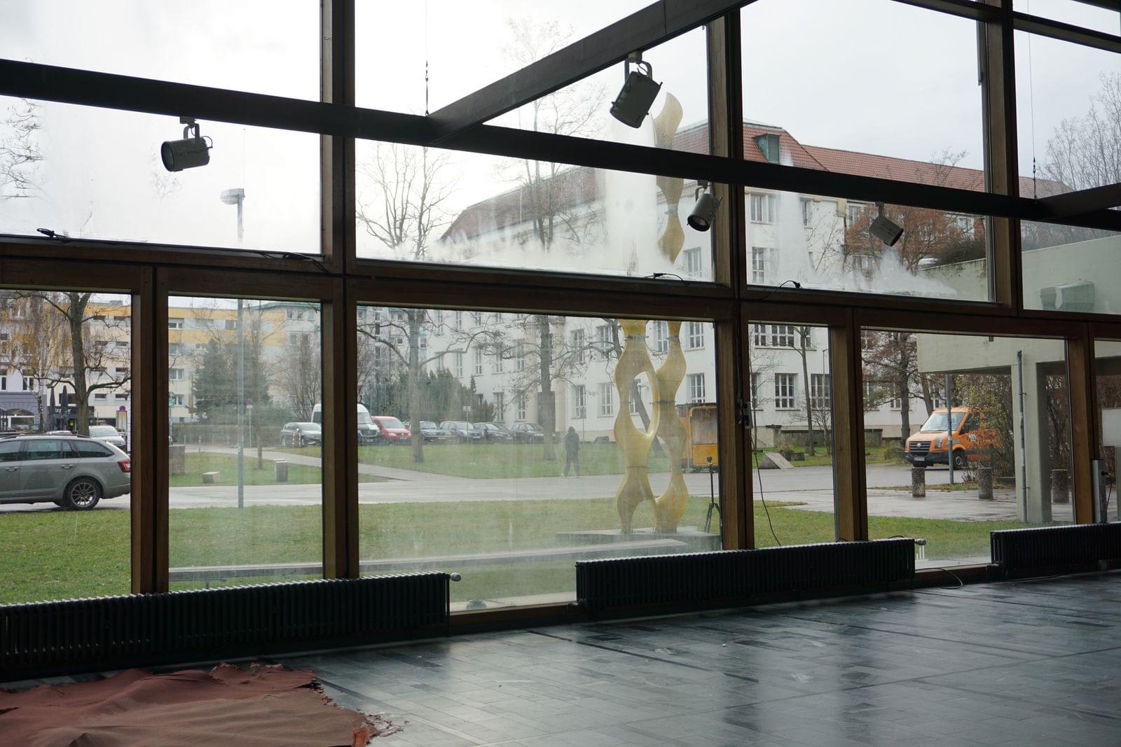 LEONIE LASS, Leonie Lass, Leonie, Lass, Künstlerin, Künstler, Kunst, Stuttgart, Kunstakademie, ABK, abk Stuttgart, Klasse Mosler, IMG, Intermediales Gestalaten, Interdisziplinär, Raum, Installation, Rauminstallation, Sound, Klang, Ton, Performance, happening, art, Kunst, Video, Film, Medien, Wechselwirkung, Kreisläufe, Material, raumbezogen, Raumversorgen, Joseph Beuys, Honigpumpe, Zirkulieren, Wasser, Pumpe, Bottich, Transfer, water, art, Transparez, Graben, graben der abk