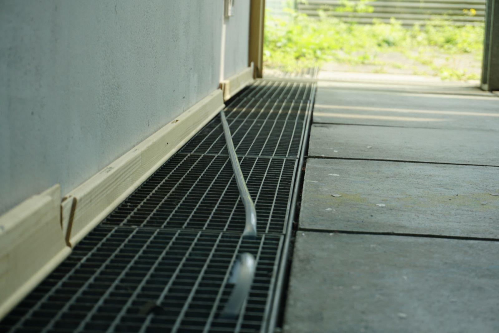 LEONIE LASS, Leonie Lass, Leonie, Lass, Künstlerin, Künstler, Kunst, Stuttgart, Kunstakademie, ABK, abk Stuttgart, Klasse Mosler, IMG, Intermediales Gestalaten, Interdisziplinär, Raum, Installation, Rauminstallation, Sound, Klang, Ton, Performance, happening, art, Kunst, Video, Film, Medien, Wechselwirkung, Kreisläufe, Material, raumbezogen, Raumversorgen, Joseph Beuys, Honigpumpe, Zirkulieren, Wasser, Pumpe, Bottich, Transfer, water, art, Transparez, Graben, graben der abk