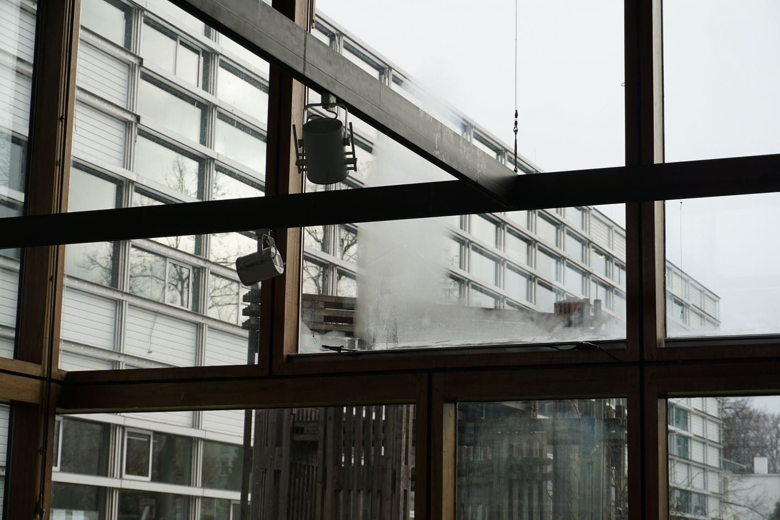 LEONIE LASS, Leonie Lass, Leonie, Lass, Künstlerin, Künstler, Kunst, Stuttgart, Kunstakademie, ABK, abk Stuttgart, Klasse Mosler, IMG, Intermediales Gestalaten, Interdisziplinär, Raum, Installation, Rauminstallation, Sound, Klang, Ton, Performance, happening, art, Kunst, Video, Film, Medien, Wechselwirkung, Kreisläufe, Material, raumbezogen, Raumversorgen, Joseph Beuys, Honigpumpe, Zirkulieren, Wasser, Pumpe, Bottich, Transfer, water, art, Transparez, Graben, graben der abk