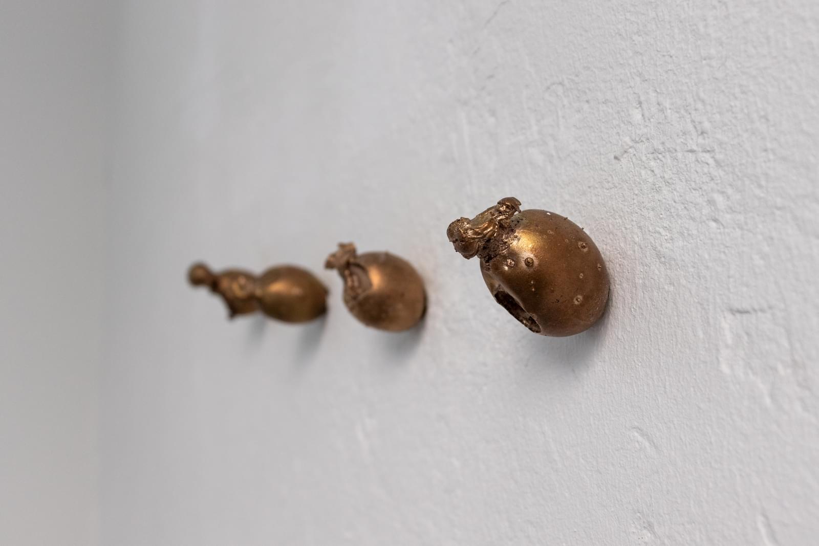 LEONIE LASS, Leonie Lass, Leonie, Lass, Künstlerin, Künstler, Kunst, Stuttgart, Kunstakademie, ABK, abk Stuttgart, Klasse Mosler, IMG, Intermediales Gestalaten, Interdisziplinär, Raum, Installation, Rauminstallation, Sound, Klang, Ton, Performance, happening, art, Kunst, Video, Film, Medien, Wechselwirkung, Kreisläufe, Material, raumbezogen, Raumversorgen, Joseph Beuys, Honigpumpe, Zirkulieren, Wasser, Pumpe, Bottich, Transfer, water, art, Transparez, Graben, graben der abk
