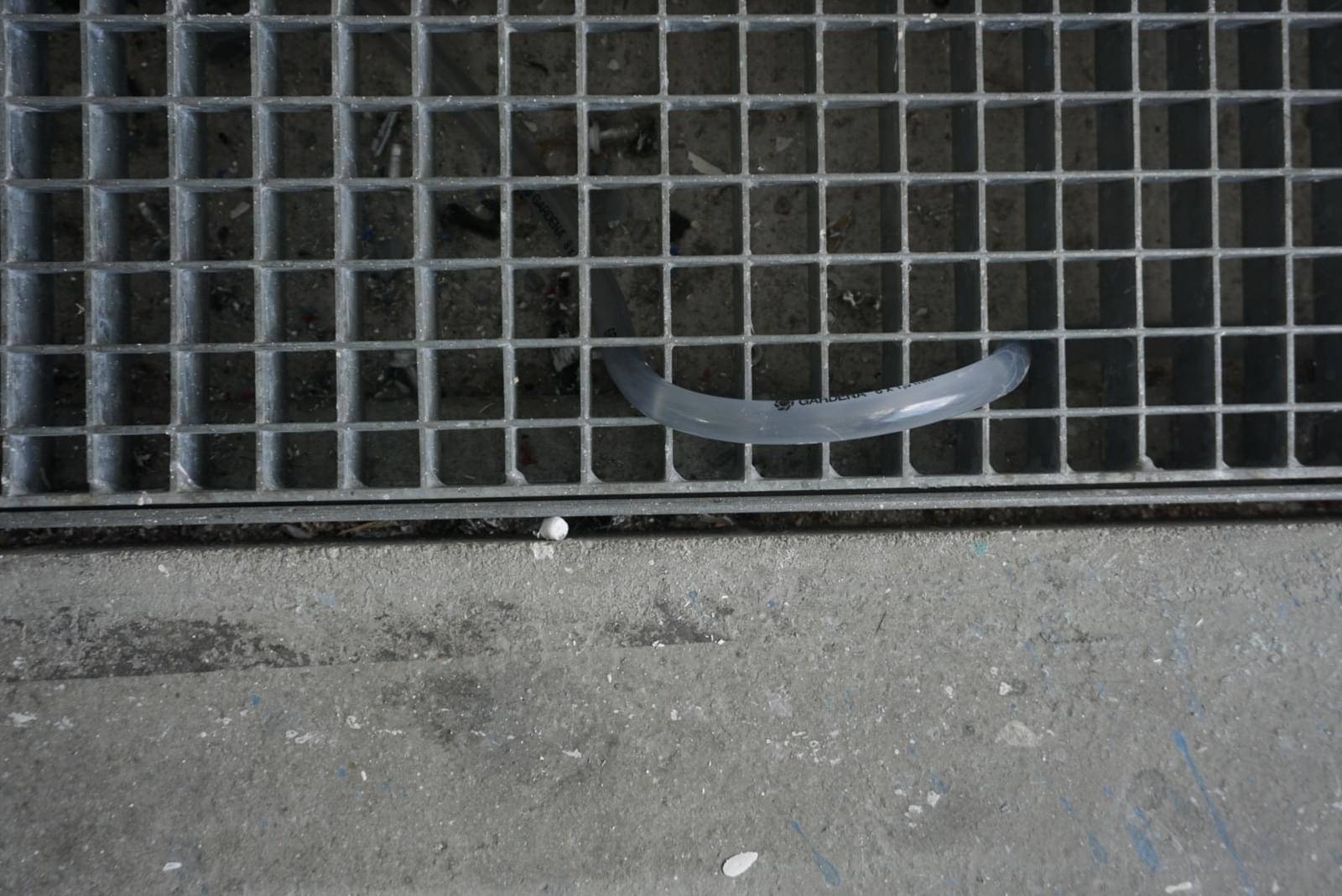 LEONIE LASS, Leonie Lass, Leonie, Lass, Künstlerin, Künstler, Kunst, Stuttgart, Kunstakademie, ABK, abk Stuttgart, Klasse Mosler, IMG, Intermediales Gestalaten, Interdisziplinär, Raum, Installation, Rauminstallation, Sound, Klang, Ton, Performance, happening, art, Kunst, Video, Film, Medien, Wechselwirkung, Kreisläufe, Material, raumbezogen, Raumversorgen, Joseph Beuys, Honigpumpe, Zirkulieren, Wasser, Pumpe, Bottich, Transfer, water, art, Transparez, Graben, graben der abk