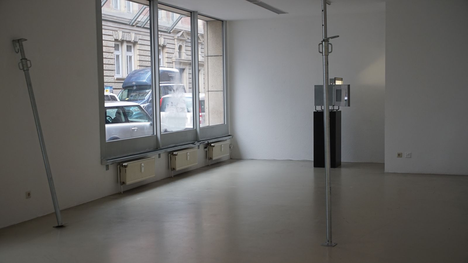 LEONIE LASS, Leonie Lass, Leonie, Lass, Künstlerin, Künstler, Kunst, Stuttgart, Kunstakademie, ABK, abk Stuttgart, Klasse Mosler, IMG, Intermediales Gestalaten, Interdisziplinär, Raum, Installation, Rauminstallation, Sound, Klang, Ton, Performance, happening, art, Kunst, Video, Film, Medien, Wechselwirkung, Kreisläufe, Material, raumbezogen, Raumversorgen, Joseph Beuys, Honigpumpe, Zirkulieren, Wasser, Pumpe, Bottich, Transfer, water, art, Transparez, Graben, graben der abk