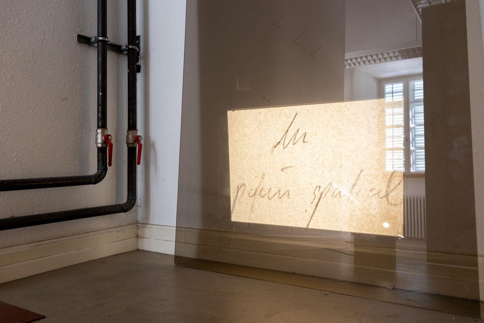 LEONIE LASS, Leonie Lass, Leonie, Lass, Künstlerin, Künstler, Kunst, Stuttgart, Kunstakademie, ABK, abk Stuttgart, Klasse Mosler, IMG, Intermediales Gestalaten, Interdisziplinär, Raum, Installation, Rauminstallation, Sound, Klang, Ton, Performance, happening, art, Kunst, Video, Film, Medien, Wechselwirkung, Kreisläufe, Material, raumbezogen, Raumversorgen, Joseph Beuys, Honigpumpe, Zirkulieren, Wasser, Pumpe, Bottich, Transfer, water, art, Transparez, Graben, graben der abk