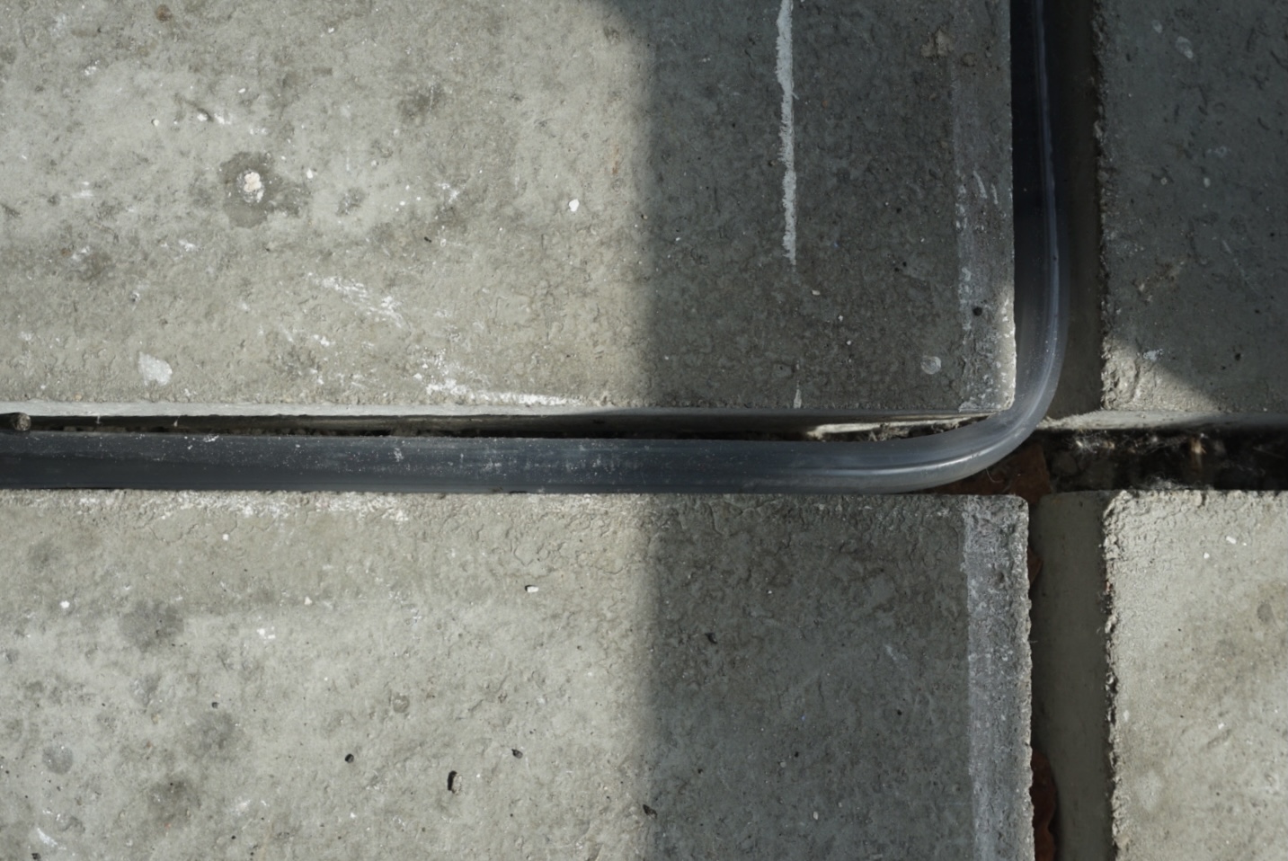 LEONIE LASS, Leonie Lass, Leonie, Lass, Künstlerin, Künstler, Kunst, Stuttgart, Kunstakademie, ABK, abk Stuttgart, Klasse Mosler, IMG, Intermediales Gestalaten, Interdisziplinär, Raum, Installation, Rauminstallation, Sound, Klang, Ton, Performance, happening, art, Kunst, Video, Film, Medien, Wechselwirkung, Kreisläufe, Material, raumbezogen, Raumversorgen, Joseph Beuys, Honigpumpe, Zirkulieren, Wasser, Pumpe, Bottich, Transfer, water, art, Transparez, Graben, graben der abk