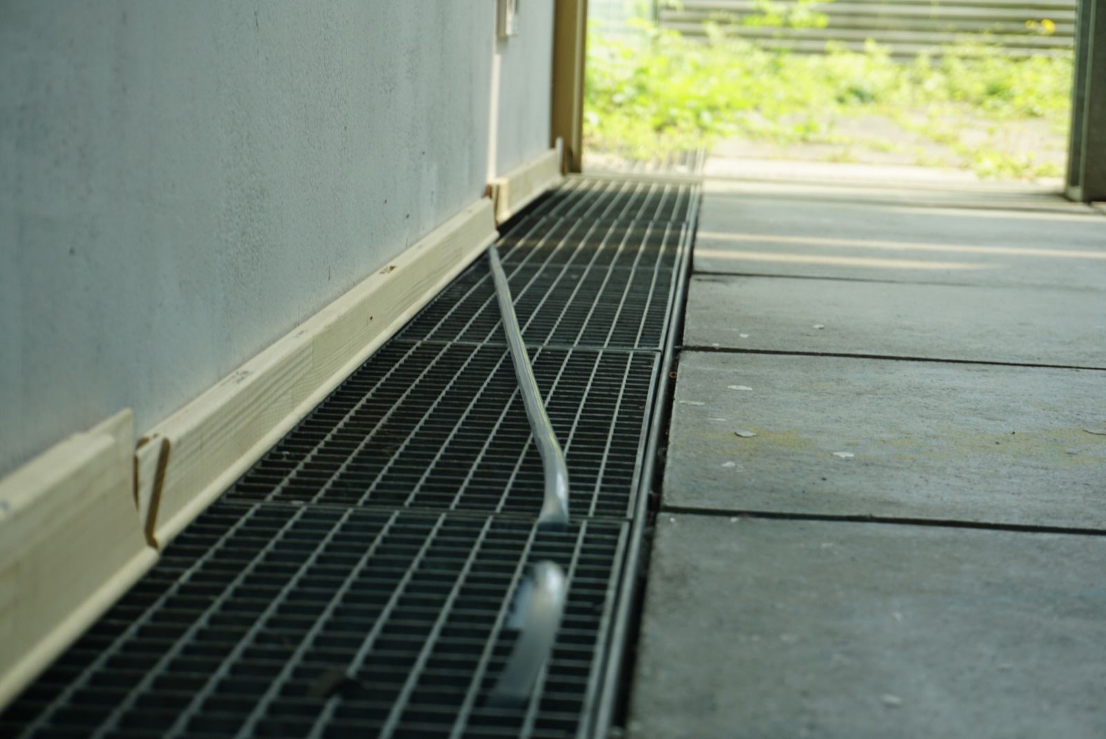 LEONIE LASS, Leonie Lass, Leonie, Lass, Künstlerin, Künstler, Kunst, Stuttgart, Kunstakademie, ABK, abk Stuttgart, Klasse Mosler, IMG, Intermediales Gestalaten, Interdisziplinär, Raum, Installation, Rauminstallation, Sound, Klang, Ton, Performance, happening, art, Kunst, Video, Film, Medien, Wechselwirkung, Kreisläufe, Material, raumbezogen, Raumversorgen, Joseph Beuys, Honigpumpe, Zirkulieren, Wasser, Pumpe, Bottich, Transfer, water, art, Transparez, Graben, graben der abk