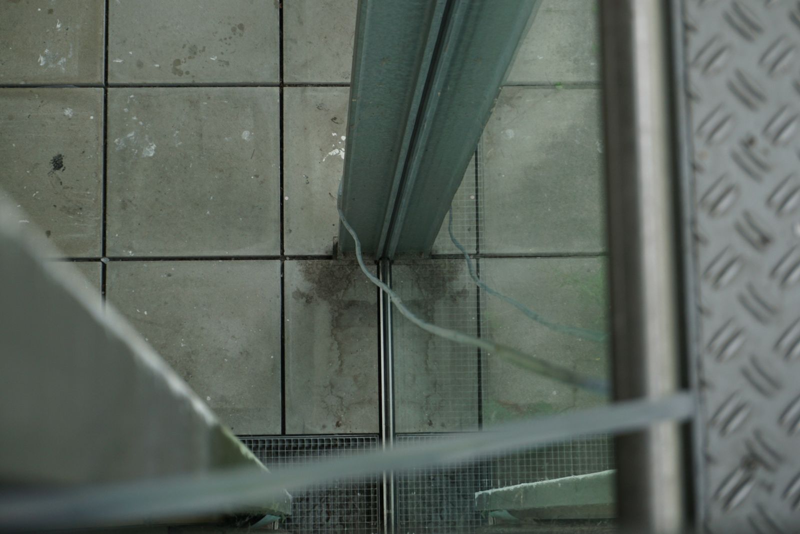 LEONIE LASS, Leonie Lass, Leonie, Lass, Künstlerin, Künstler, Kunst, Stuttgart, Kunstakademie, ABK, abk Stuttgart, Klasse Mosler, IMG, Intermediales Gestalaten, Interdisziplinär, Raum, Installation, Rauminstallation, Sound, Klang, Ton, Performance, happening, art, Kunst, Video, Film, Medien, Wechselwirkung, Kreisläufe, Material, raumbezogen, Raumversorgen, Joseph Beuys, Honigpumpe, Zirkulieren, Wasser, Pumpe, Bottich, Transfer, water, art, Transparez, Graben, graben der abk