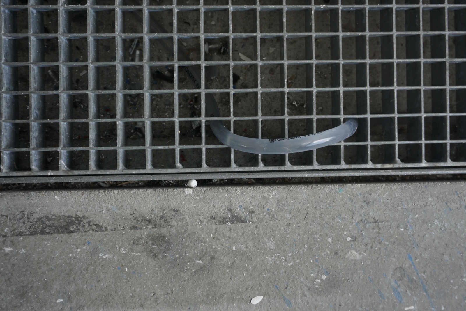 LEONIE LASS, Leonie Lass, Leonie, Lass, Künstlerin, Künstler, Kunst, Stuttgart, Kunstakademie, ABK, abk Stuttgart, Klasse Mosler, IMG, Intermediales Gestalaten, Interdisziplinär, Raum, Installation, Rauminstallation, Sound, Klang, Ton, Performance, happening, art, Kunst, Video, Film, Medien, Wechselwirkung, Kreisläufe, Material, raumbezogen, Raumversorgen, Joseph Beuys, Honigpumpe, Zirkulieren, Wasser, Pumpe, Bottich, Transfer, water, art, Transparez, Graben, graben der abk