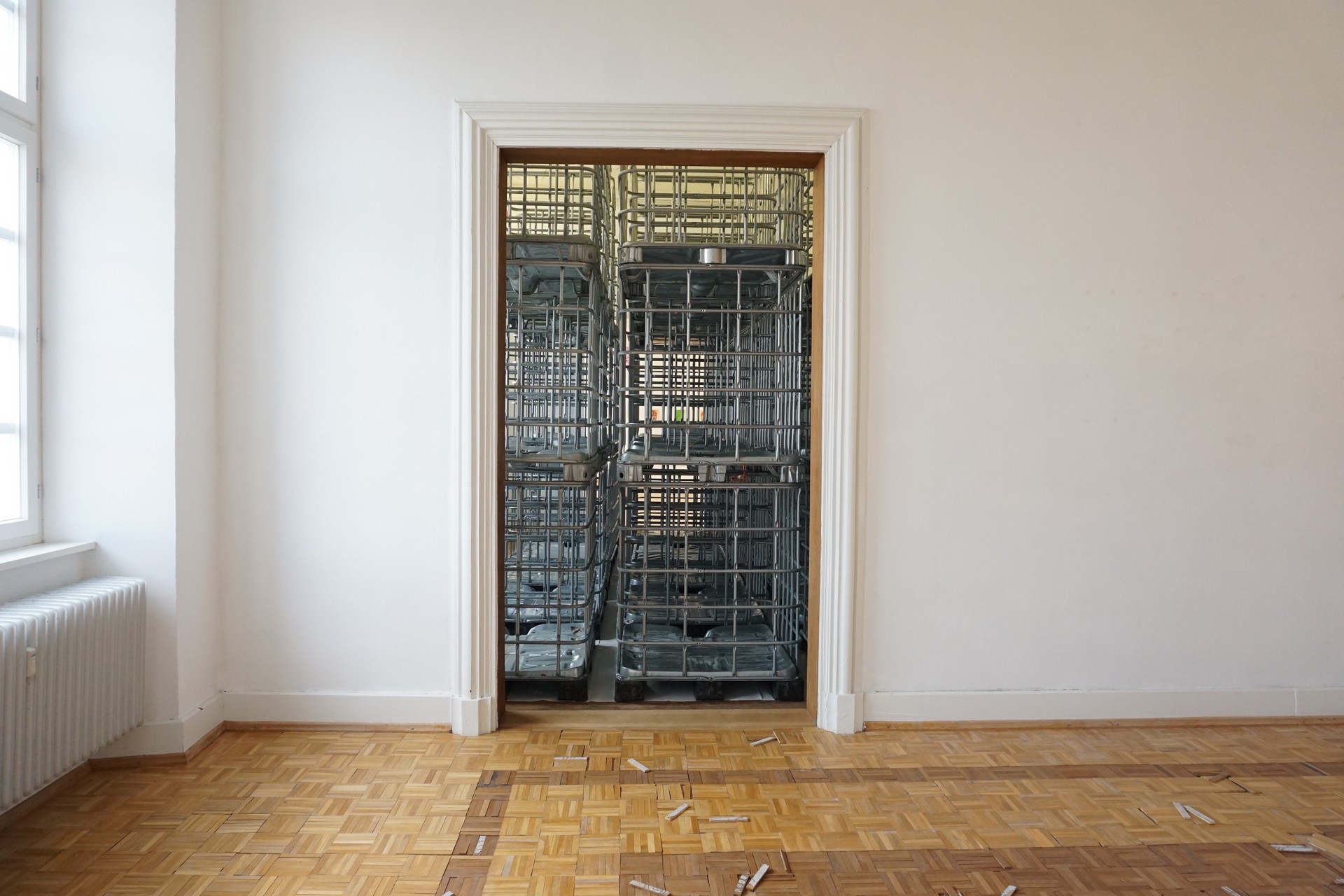 LEONIE LASS, Leonie Lass, Leonie, Lass, Künstlerin, Künstler, Kunst, Stuttgart, Kunstakademie, ABK, abk Stuttgart, Klasse Mosler, IMG, Intermediales Gestalaten, Interdisziplinär, Raum, Installation, Rauminstallation, Sound, Klang, Ton, Performance, happening, art, Kunst, Video, Film, Medien, Wechselwirkung, Kreisläufe, Material, raumbezogen, Raumversorgen, Joseph Beuys, Honigpumpe, Zirkulieren, Wasser, Pumpe, Bottich, Transfer, water, art, Transparez, Graben, graben der abk