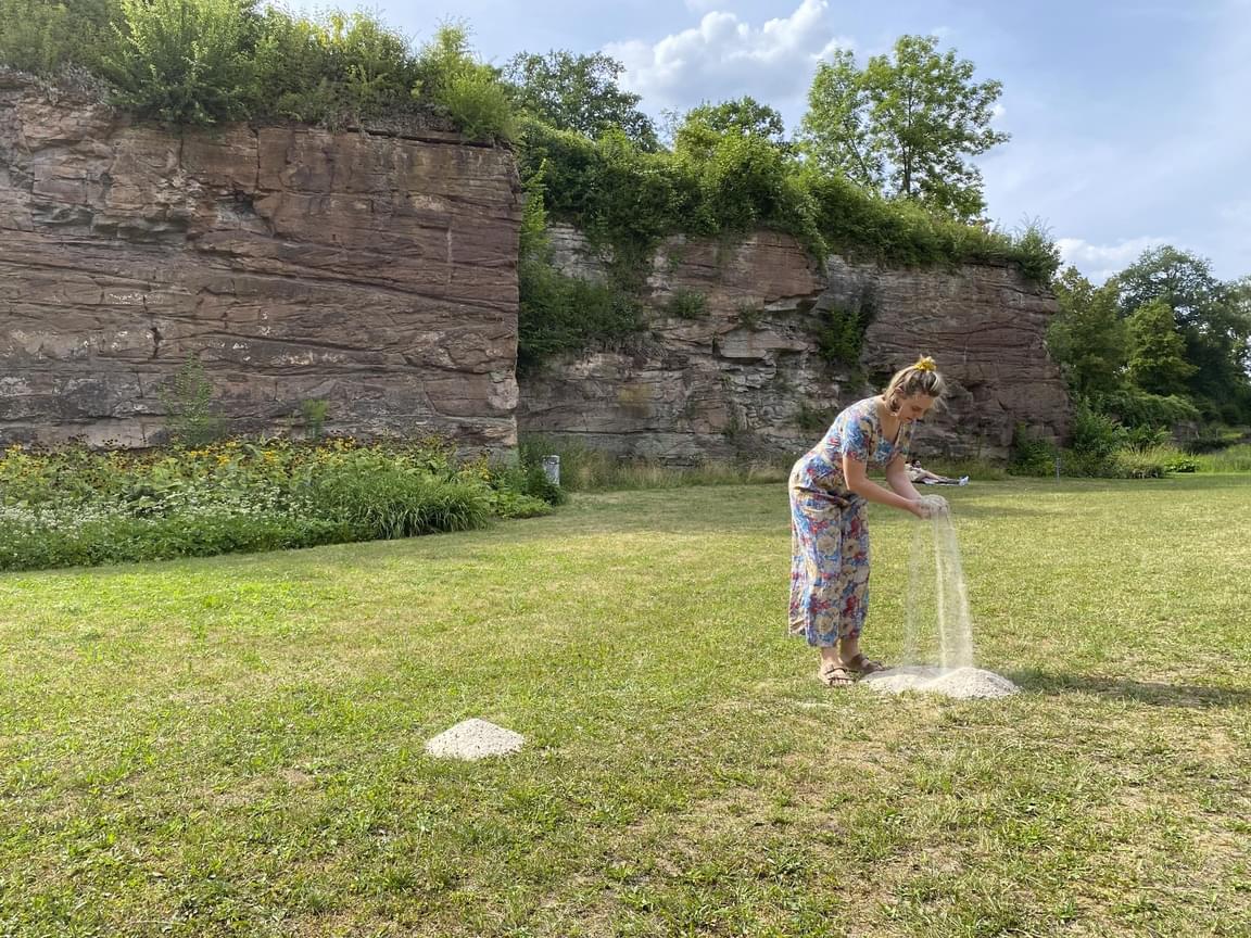 LEONIE LASS, Leonie Lass, Leonie, Lass, Künstlerin, Künstler, Kunst, Stuttgart, Kunstakademie, ABK, abk Stuttgart, Klasse Mosler, IMG, Intermediales Gestalaten, Interdisziplinär, Raum, Installation, Rauminstallation, Sound, Klang, Ton, Performance, happening, art, Kunst, Video, Film, Medien, Wechselwirkung, Kreisläufe, Material, raumbezogen, eduard Manet, Manet, Das Frühstück im Grünen, Frühstück im Grünen, Steinbruch, ehemaliger Steinbruch, Sandsteinabbau, determiniert, umschichten, sand umhäufen, zirkulieren, Malerei, 