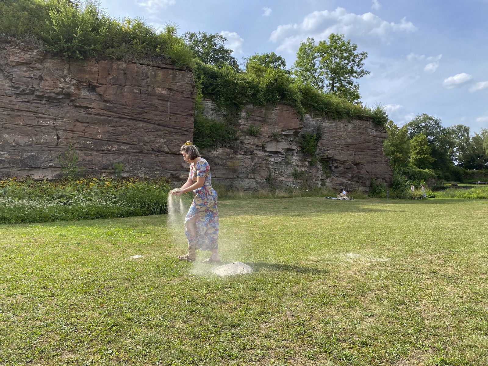 LEONIE LASS, Leonie Lass, Leonie, Lass, Künstlerin, Künstler, Kunst, Stuttgart, Kunstakademie, ABK, abk Stuttgart, Klasse Mosler, IMG, Intermediales Gestalaten, Interdisziplinär, Raum, Installation, Rauminstallation, Sound, Klang, Ton, Performance, happening, art, Kunst, Video, Film, Medien, Wechselwirkung, Kreisläufe, Material, raumbezogen, eduard Manet, Manet, Das Frühstück im Grünen, Frühstück im Grünen, Steinbruch, ehemaliger Steinbruch, Sandsteinabbau, determiniert, umschichten, sand umhäufen, zirkulieren, Malerei, 