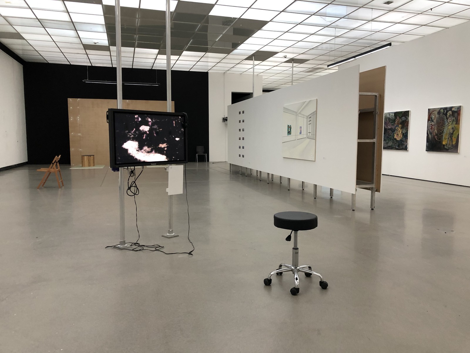 LEONIE LASS, Leonie Lass, Leonie, Lass, Künstlerin, Künstler, Kunst, Stuttgart, Kunstakademie, ABK, abk Stuttgart, Klasse Mosler, IMG, Intermediales Gestalaten, Interdisziplinär, Raum, Installation, Rauminstallation, Sound, Klang, Ton, Performance, happening, art, Kunst, Video, Film, Medien, Wechselwirkung, Kreisläufe, Material, raumbezogen, überlagerung, Green-screen, sand, Vergänglichkeit, zirkulieren, Kreislauf, Stuttgarter Filmwinter, Kunstverein, WKV