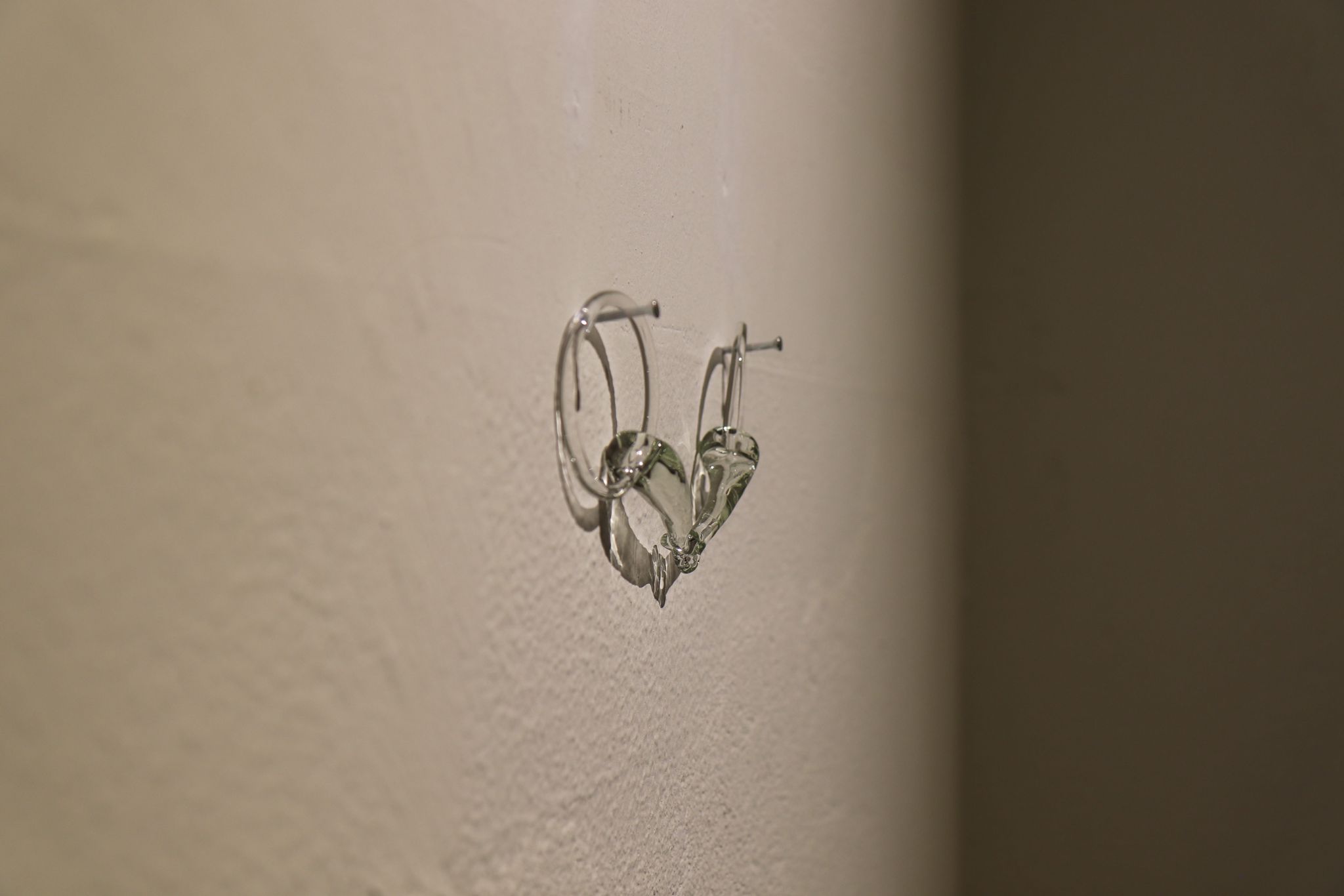 LEONIE LASS, Leonie Lass, Leonie, Lass, Künstlerin, Künstler, Kunst, Stuttgart, Kunstakademie, ABK, abk Stuttgart, Klasse Mosler, IMG, Intermediales Gestalaten, Interdisziplinär, Raum, Installation, Rauminstallation, Sound, Klang, Ton, Performance, happening, art, Kunst, Video, Film, Medien, Wechselwirkung, Kreisläufe, Material, raumbezogen, Raumversorgen, Joseph Beuys, Honigpumpe, Zirkulieren, Wasser, Pumpe, Bottich, Transfer, water, art, Transparez, Graben, graben der abk