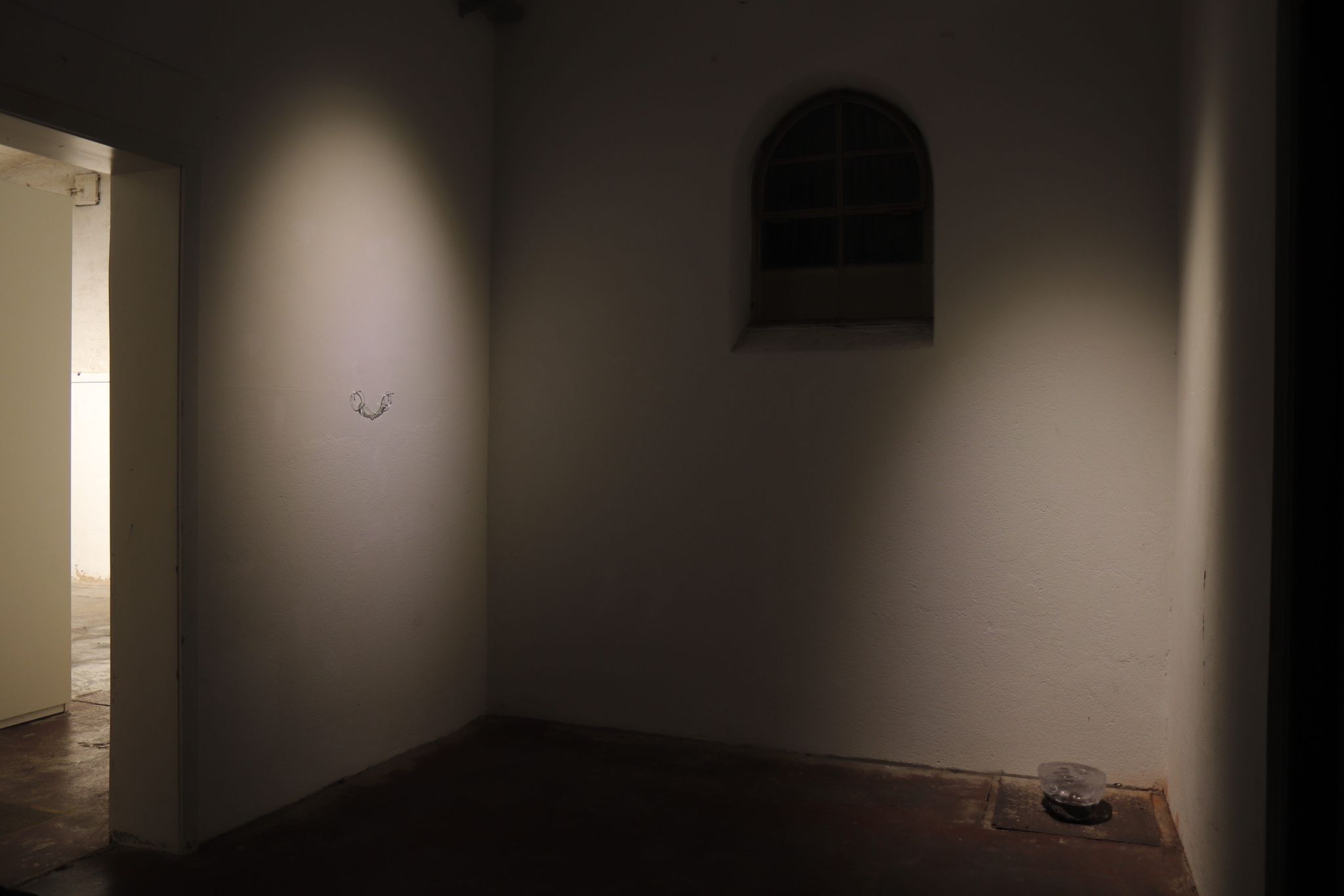 LEONIE LASS, Leonie Lass, Leonie, Lass, Künstlerin, Künstler, Kunst, Stuttgart, Kunstakademie, ABK, abk Stuttgart, Klasse Mosler, IMG, Intermediales Gestalaten, Interdisziplinär, Raum, Installation, Rauminstallation, Sound, Klang, Ton, Performance, happening, art, Kunst, Video, Film, Medien, Wechselwirkung, Kreisläufe, Material, raumbezogen, Raumversorgen, Joseph Beuys, Honigpumpe, Zirkulieren, Wasser, Pumpe, Bottich, Transfer, water, art, Transparez, Graben, graben der abk