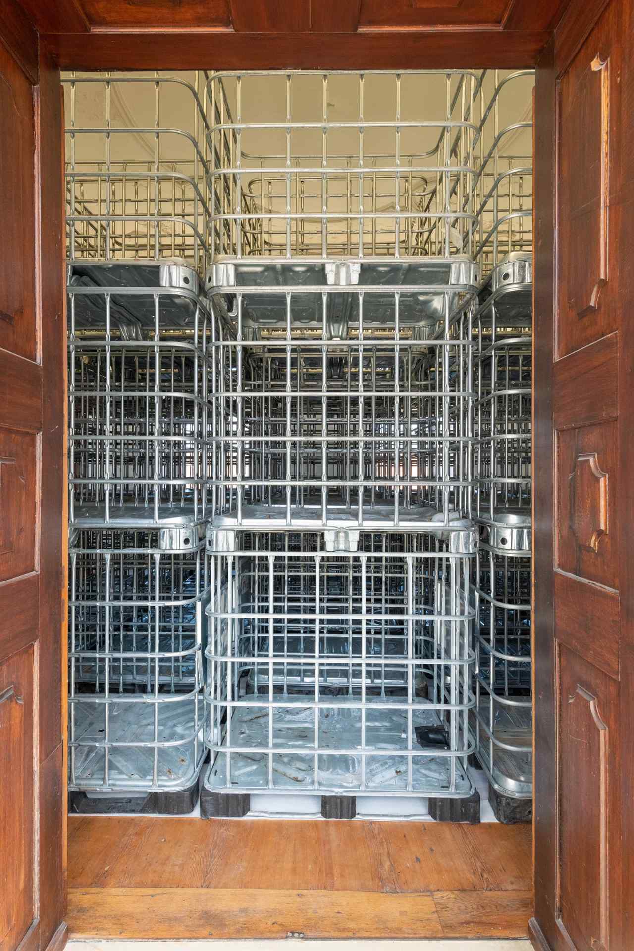 LEONIE LASS, Leonie Lass, Leonie, Lass, Künstlerin, Künstler, Kunst, Stuttgart, Kunstakademie, ABK, abk Stuttgart, Klasse Mosler, IMG, Intermediales Gestalaten, Interdisziplinär, Raum, Installation, Rauminstallation, Sound, Klang, Ton, Performance, happening, art, Kunst, Video, Film, Medien, Wechselwirkung, Kreisläufe, Material, raumbezogen, Raumversorgen, Joseph Beuys, Honigpumpe, Zirkulieren, Wasser, Pumpe, Bottich, Transfer, water, art, Transparez, Graben, graben der abk