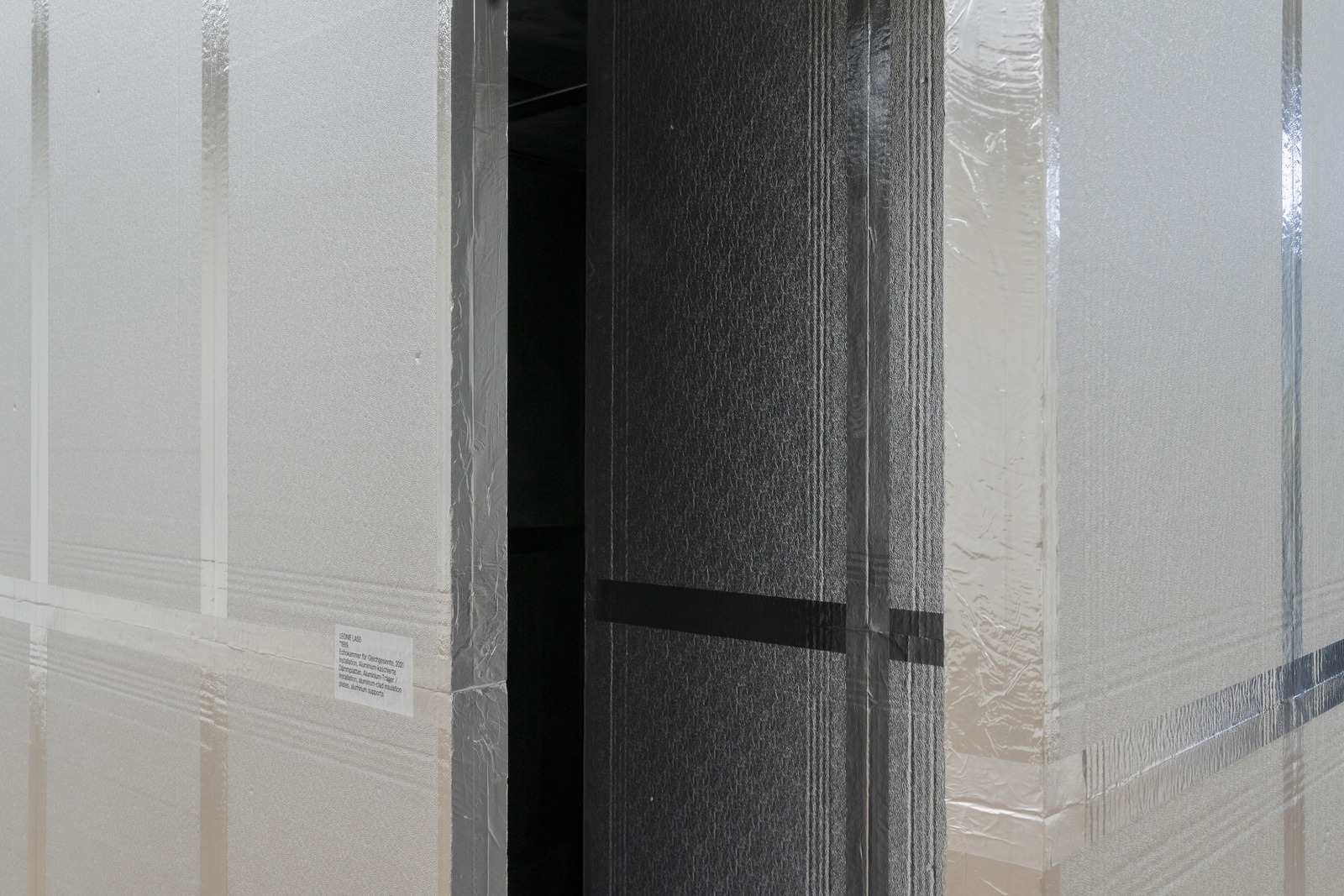 LEONIE LASS, Leonie Lass, Leonie, Lass, Künstlerin, Künstler, Kunst, Stuttgart, Kunstakademie, ABK, abk Stuttgart, Klasse Mosler, IMG, Intermediales Gestalaten, Interdisziplinär, Raum, Installation, Rauminstallation, Sound, Klang, Ton, Performance, happening, art, Kunst, Video, Film, Medien, Wechselwirkung, Kreisläufe, Material, raumbezogen, Raumversorgen, Joseph Beuys, Honigpumpe, Zirkulieren, Wasser, Pumpe, Bottich, Transfer, water, art, Transparez, Graben, graben der abk