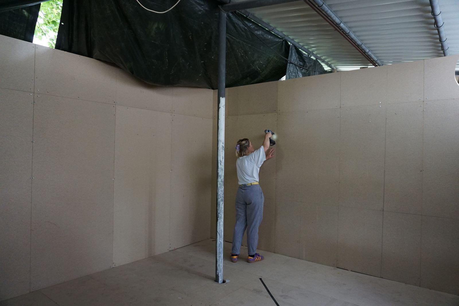 LEONIE LASS, Leonie Lass, Leonie, Lass, Künstlerin, Künstler, Kunst, Stuttgart, Kunstakademie, ABK, abk Stuttgart, Klasse Mosler, IMG, Intermediales Gestalaten, Interdisziplinär, Raum, Installation, Rauminstallation, Sound, Klang, Ton, Performance, happening, art, Kunst, Video, Film, Medien, Wechselwirkung, Kreisläufe, Material, raumbezogen, Raumversorgen, Joseph Beuys, Honigpumpe, Zirkulieren, Wasser, Pumpe, Bottich, Transfer, water, art, Transparez, Graben, graben der abk