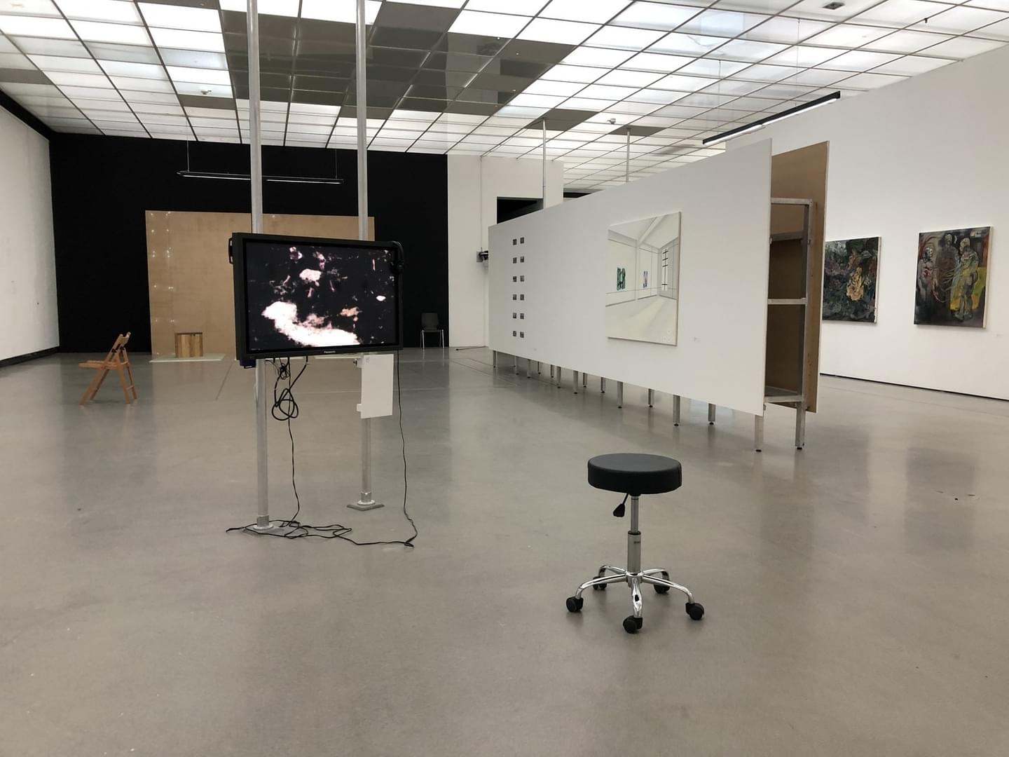 LEONIE LASS, Leonie Lass, Leonie, Lass, Künstlerin, Künstler, Kunst, Stuttgart, Kunstakademie, ABK, abk Stuttgart, Klasse Mosler, IMG, Intermediales Gestalaten, Interdisziplinär, Raum, Installation, Rauminstallation, Sound, Klang, Ton, Performance, happening, art, Kunst, Video, Film, Medien, Wechselwirkung, Kreisläufe, Material, raumbezogen, überlagerung, Green-screen, sand, Vergänglichkeit, zirkulieren, Kreislauf, Stuttgarter Filmwinter, Kunstverein, WKV