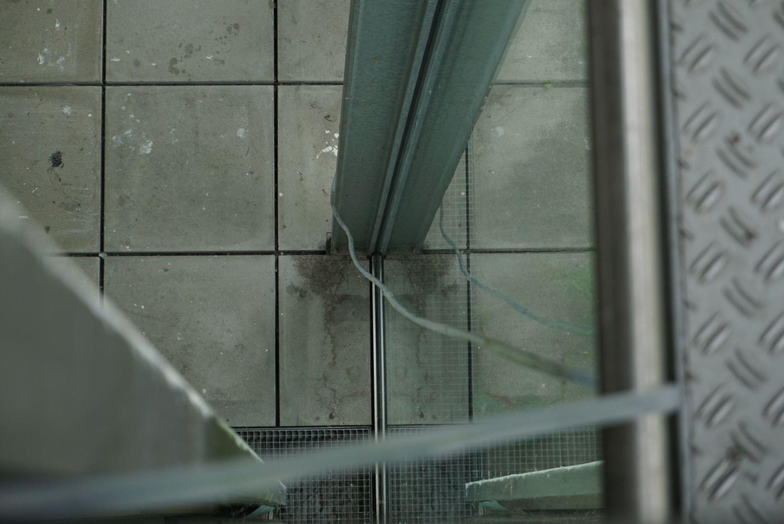 LEONIE LASS, Leonie Lass, Leonie, Lass, Künstlerin, Künstler, Kunst, Stuttgart, Kunstakademie, ABK, abk Stuttgart, Klasse Mosler, IMG, Intermediales Gestalaten, Interdisziplinär, Raum, Installation, Rauminstallation, Sound, Klang, Ton, Performance, happening, art, Kunst, Video, Film, Medien, Wechselwirkung, Kreisläufe, Material, raumbezogen, Raumversorgen, Joseph Beuys, Honigpumpe, Zirkulieren, Wasser, Pumpe, Bottich, Transfer, water, art, Transparez, Graben, graben der abk