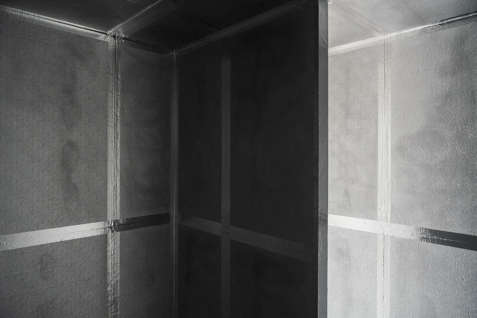 LEONIE LASS, Leonie Lass, Leonie, Lass, Künstlerin, Künstler, Kunst, Stuttgart, Kunstakademie, ABK, abk Stuttgart, Klasse Mosler, IMG, Intermediales Gestalaten, Interdisziplinär, Raum, Installation, Rauminstallation, Sound, Klang, Ton, Performance, happening, art, Kunst, Video, Film, Medien, Wechselwirkung, Kreisläufe, Material, raumbezogen, Raumversorgen, Joseph Beuys, Honigpumpe, Zirkulieren, Wasser, Pumpe, Bottich, Transfer, water, art, Transparez, Graben, graben der abk