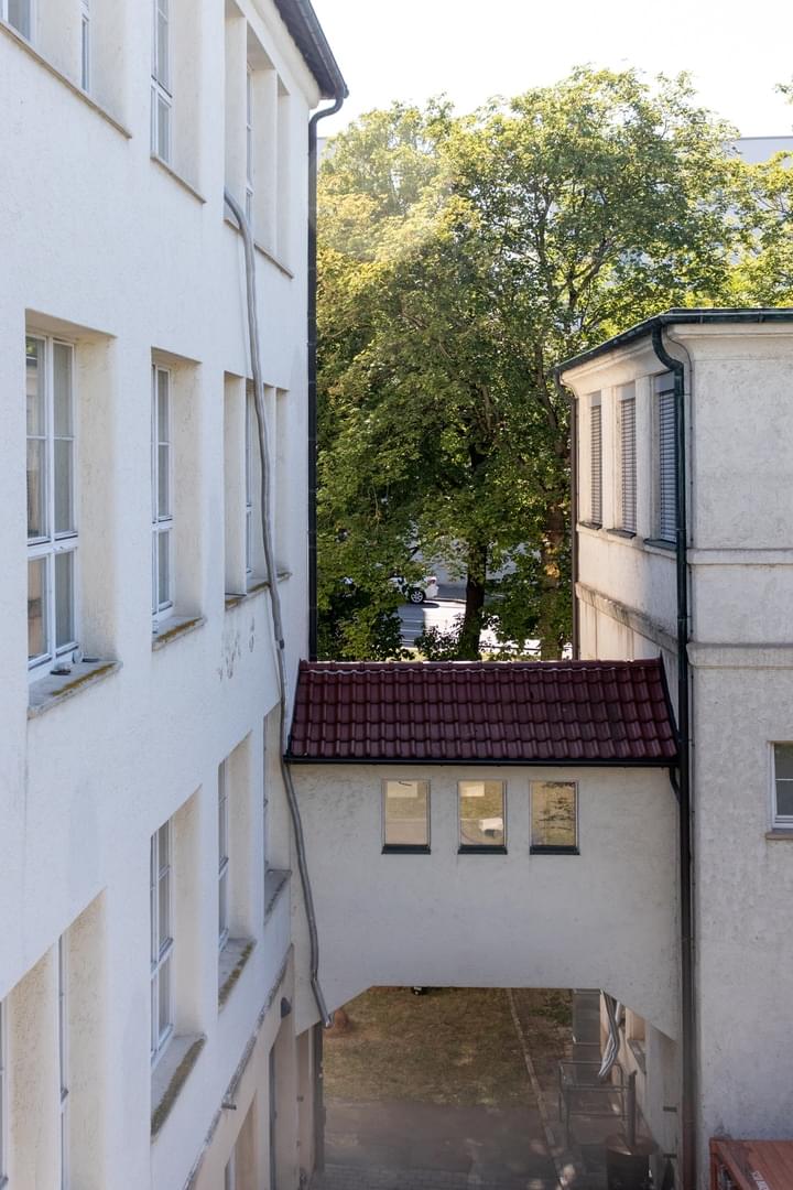 LEONIE LASS, Leonie Lass, Leonie, Lass, Künstlerin, Künstler, Kunst, Stuttgart, Kunstakademie, ABK, abk Stuttgart, Klasse Mosler, IMG, Intermediales Gestalaten, Interdisziplinär, Raum, Installation, Rauminstallation, Sound, Klang, Ton, Performance, happening, art, Kunst, Video, Film, Medien, Wechselwirkung, Kreisläufe, Material, raumbezogen, Raumversorgen, Joseph Beuys, Honigpumpe, Zirkulieren, Wasser, Pumpe, Bottich, Transfer, water, art, Transparez, Graben, graben der abk
