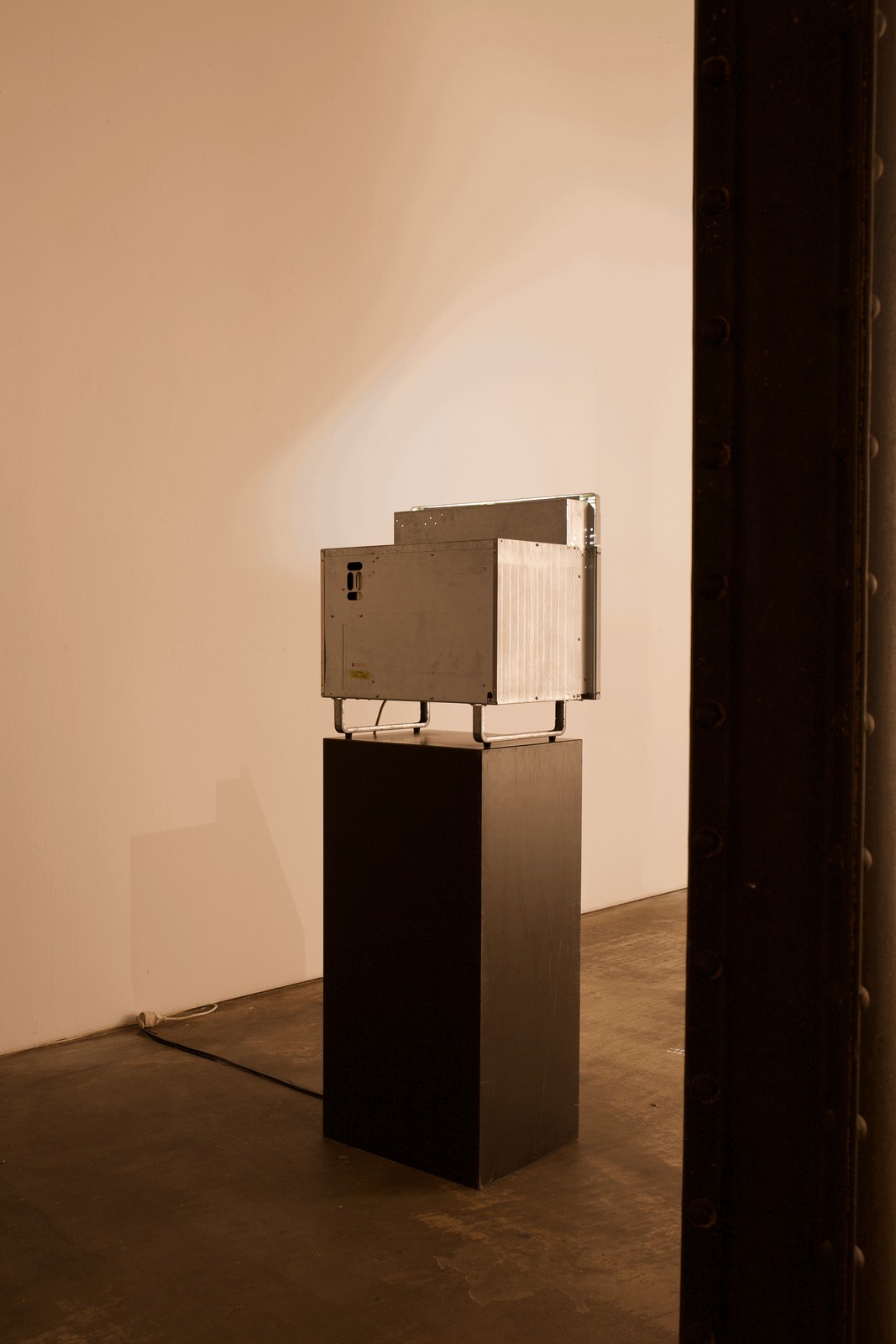 Frtischbezogen, Leonie Lass, Leonie, Lass, Installation, Künstlerin, Stuttgart, Kunstmuseum, ABK Stuttgart, Mixed Media, Performance, Video, Happening, Mikrowelle, Smartphones, Rückkopplung, Wechselwirkung, Feedback, Rückkopplungsgeräusche, 