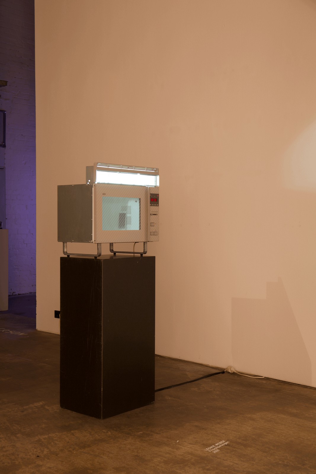 Frtischbezogen, Leonie Lass, Leonie, Lass, Installation, Künstlerin, Stuttgart, Kunstmuseum, ABK Stuttgart, Mixed Media, Performance, Video, Happening, Mikrowelle, Smartphones, Rückkopplung, Wechselwirkung, Feedback, Rückkopplungsgeräusche, 